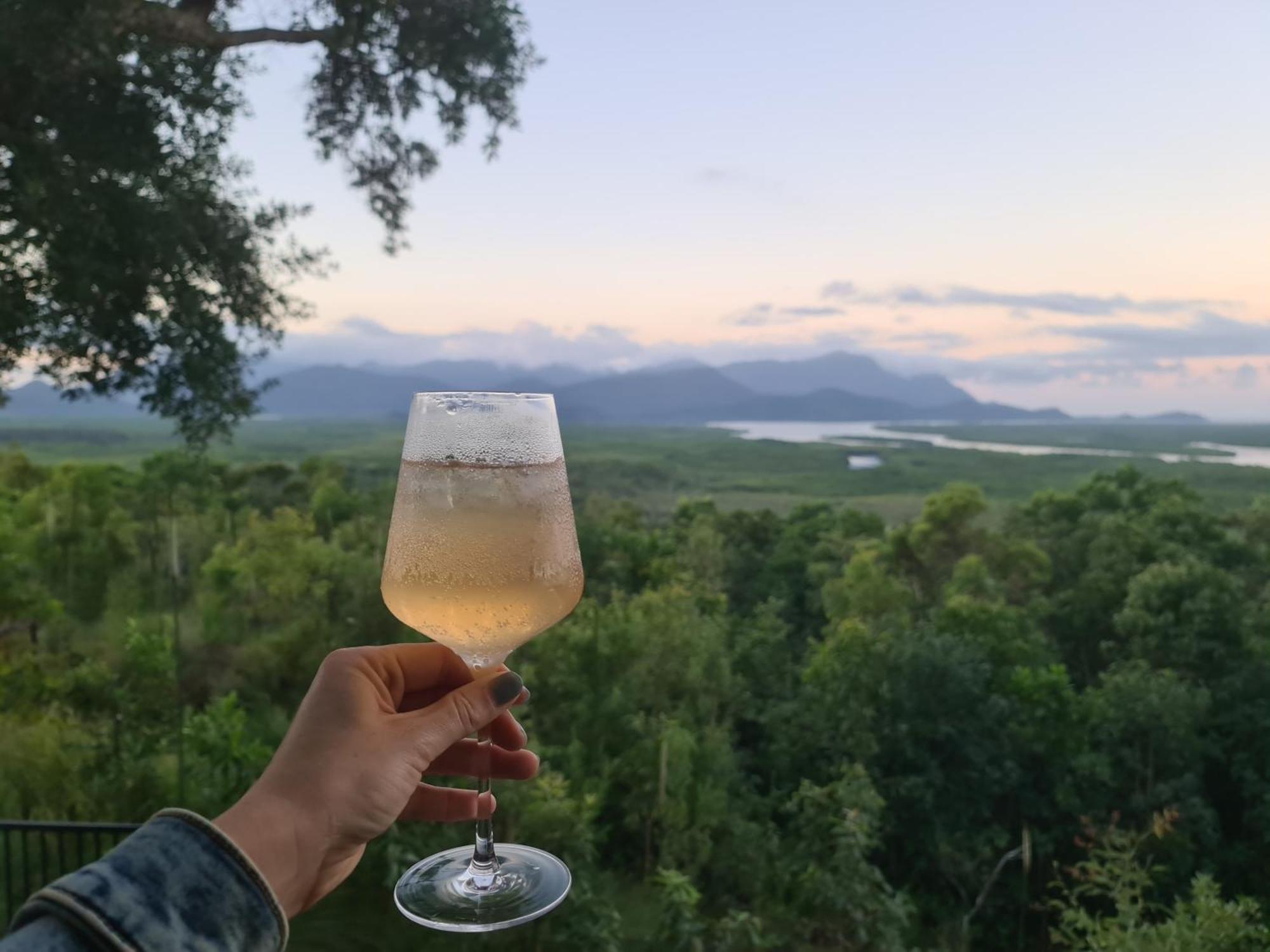 Aparthotel Vista Hinchinbrook Cardwell Esterno foto
